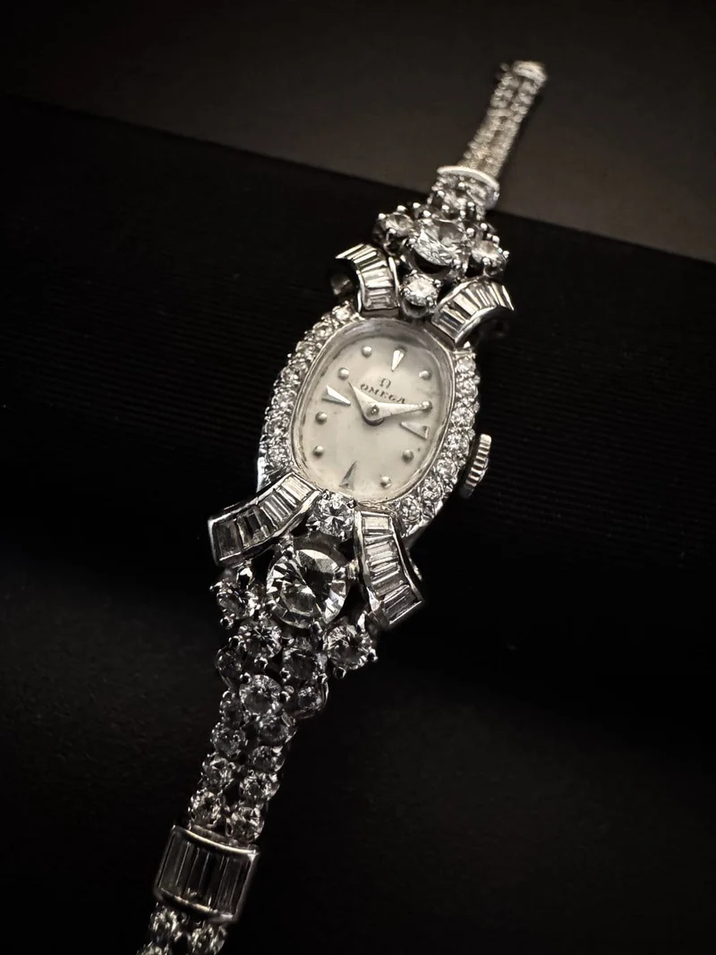 Omega - Wristwatch Art Deco in platinum and diamonds