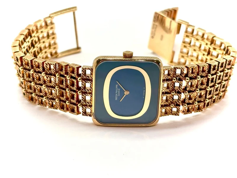 Patek Philippe - Jewelry watch in yellow gold and lapis lazuli