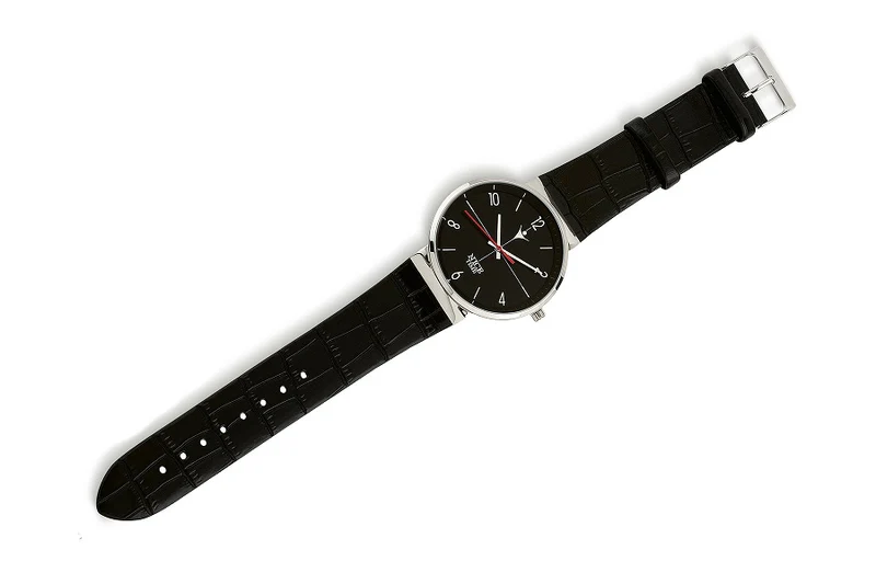 Reloj con correa de piel negra y carátula de acero elegante