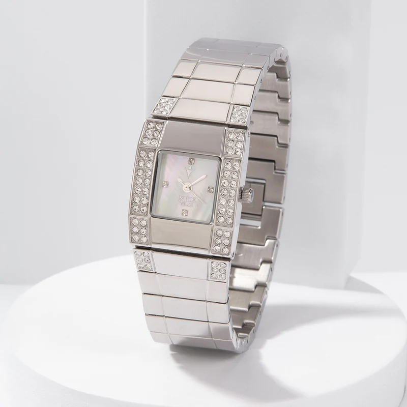 Reloj de pulsera plateado con incrustaciones de cristales